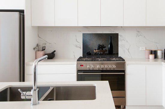 Spatscherm keuken 60x40 cm - Kookplaat achterwand Stilleven - Zwart - Fles - Druiven - Muurbeschermer - Spatwand fornuis - Hoogwaardig aluminium