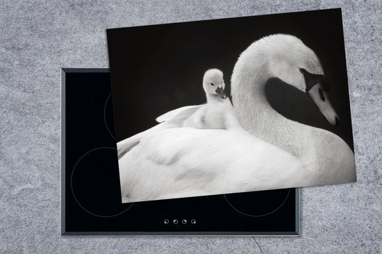 KitchenYeah® Inductie beschermer 77x59 cm - Dierenprofiel zwaan met jong in zwart-wit - Kookplaataccessoires - Afdekplaat voor kookplaat - Inductiebeschermer - Inductiemat - Inductieplaat mat
