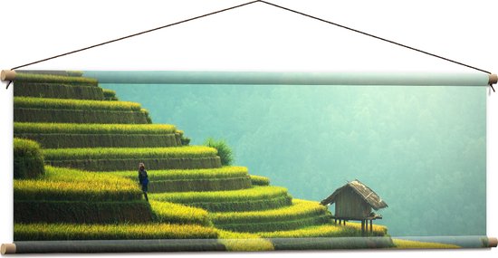 Textielposter - Houten Hutje tussen de Rijstvelden op Bergen in Indonesië - 120x40 cm Foto op Textiel