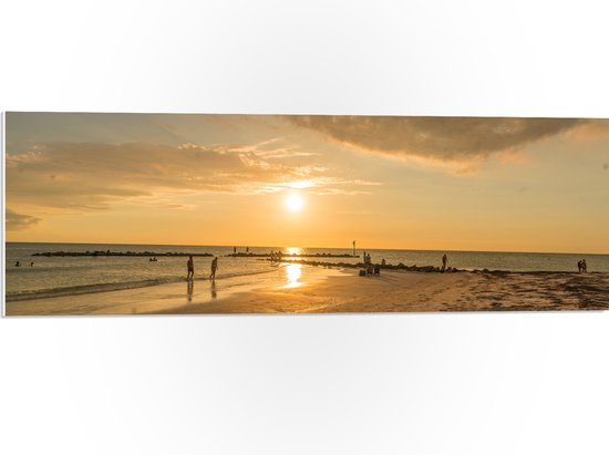PVC Schuimplaat- Personen - Avondzon - Zee - Strand - Zand - Water - Wolken - 90x30 cm Foto op PVC Schuimplaat