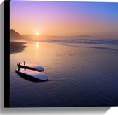 Canvas - Surfplanken liggend op het Strand langs de Zee - 40x40 cm Foto op Canvas Schilderij (Wanddecoratie op Canvas)