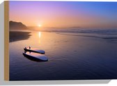 Hout - Surfplanken liggend op het Strand langs de Zee - 40x30 cm - 9 mm dik - Foto op Hout (Met Ophangsysteem)