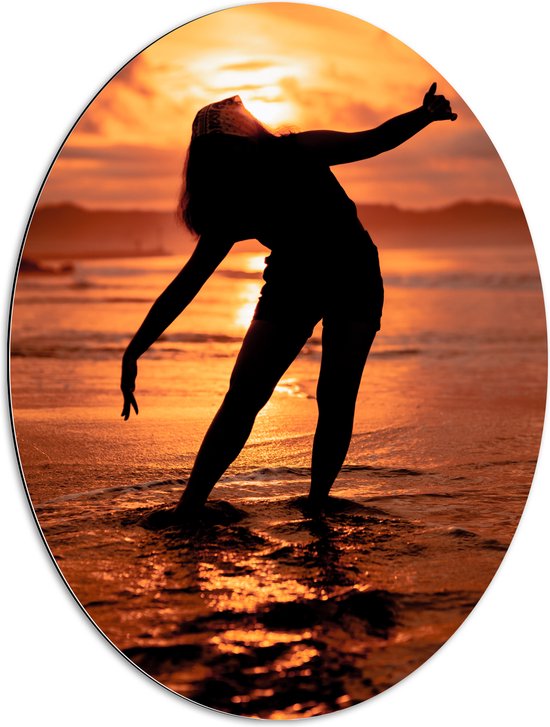 Dibond Ovaal - Silhouet van Vrouw in de Lage Zee - 60x80 cm Foto op Ovaal (Met Ophangsysteem)