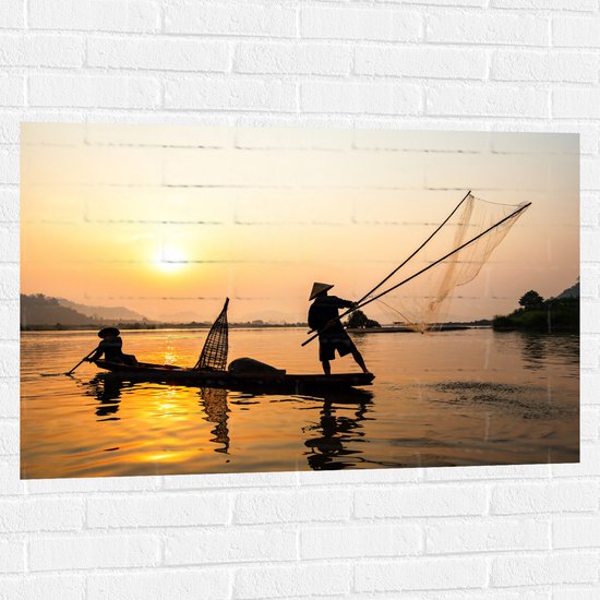 Muursticker - Silhouet van Vissersmannen op het Meer in Actie bij Zonsondergang - 105x70 cm Foto op Muursticker