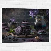 Muursticker - Tafereel van Paarse Macarons met Blauwe Vulling langs Vaas met Paarse Bloemen - 100x75 cm Foto op Muursticker