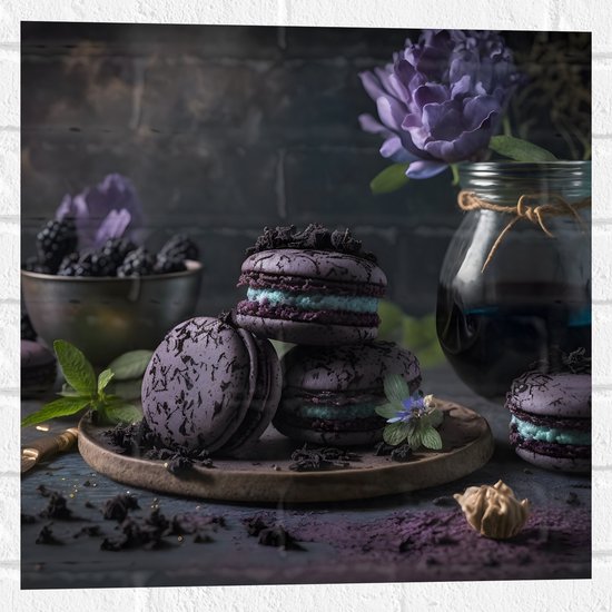 Muursticker - Tafereel van Paarse Macarons met Blauwe Vulling langs Vaas met Paarse Bloemen - 50x50 cm Foto op Muursticker