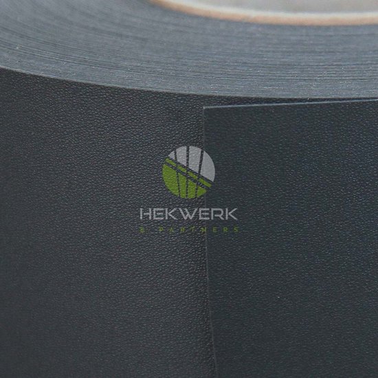 Detail van een rol antracietgrijs vlechtband met een korrelige textuur.