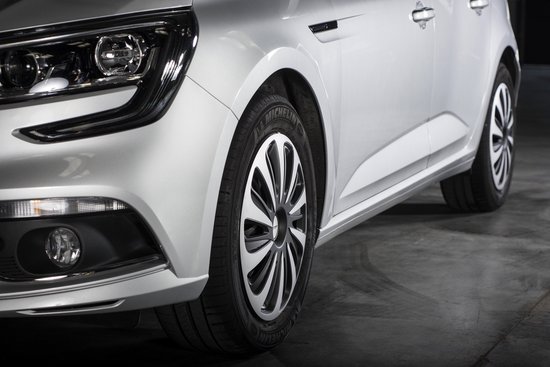 Zilveren auto met Michelin wieldoppen van 14 inch, met een gesloten wiel.