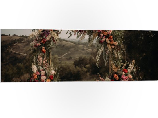 PVC Schuimplaat- Romantische Bloemenboog Midden in het Landschap - 90x30 cm Foto op PVC Schuimplaat
