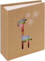 Bruin insteekalbum met open gesneden giraffe in meerkleurige strepen. Glitterende sneeuwvlokken boven.