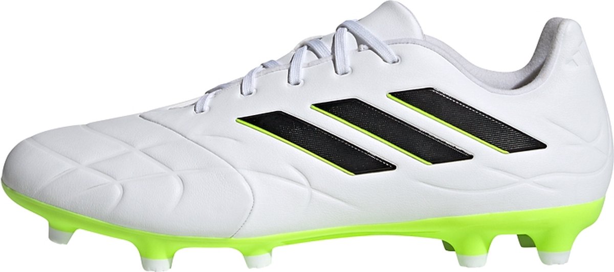 Witte adidas Copa Pure.3 voetbalschoenen met zwarte strepen en groene zool, maat 42 2/3, ontworpen voor firm ground.
