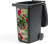 Container sticker Klimplant met rode bloemen op een stenen muur - 44x98 cm - Kliko sticker - Tuinspullen