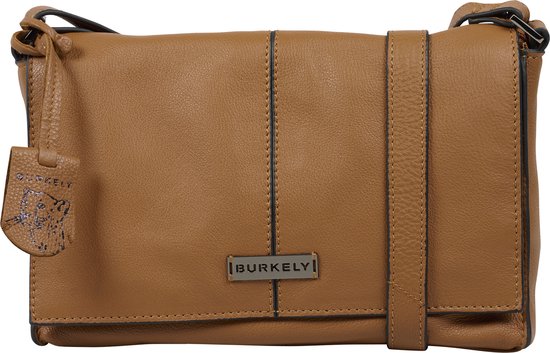 Bruine Burkely schoudertas in leer met metalen merklogo en decoratieve hanger.