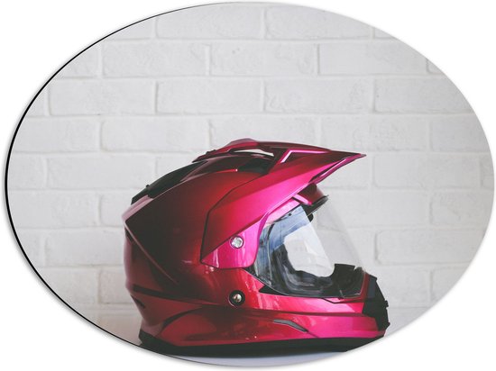 Dibond Ovaal - Roze Motor Helm voor Witte Bakstenen Muur - 56x42 cm Foto op Ovaal (Met Ophangsysteem)