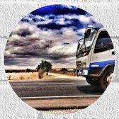 Muursticker Cirkel - Blauw met Witte Truck Rijdend over Weg - 20x20 cm Foto op Muursticker