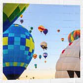 Muursticker - Tussen de Luchtballonnen in de Lucht - 80x80 cm Foto op Muursticker