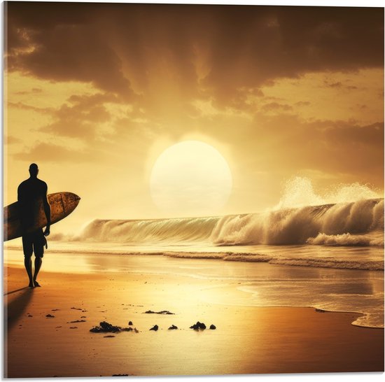 Acrylglas - Man met Surfplank Lopend Langs Wilde Zee - 50x50 cm Foto op Acrylglas (Wanddecoratie op Acrylaat)