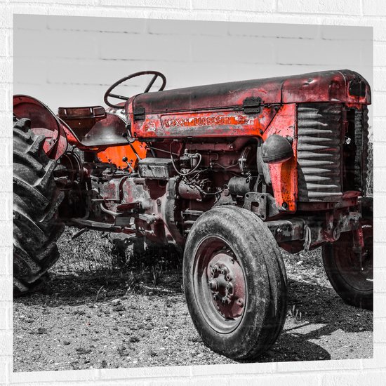 Muursticker - Oude Verroeste Zwart-witte Tractor in het Weiland met Rode Details - 100x100 cm Foto op Muursticker