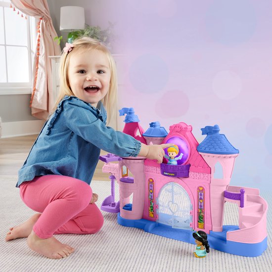 Vrolijk kind speelt met een roze en paars Little People Disney Kasteel met prinses Cinderella en Jasmine.