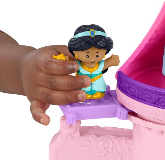 Kind met hand speelt met prinses Jasmine met een lamp bij een roze en paars Little People kasteel.