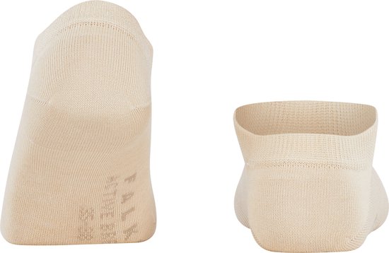 Twee beige Falke Active Breeze sokken: één met een opdruk, één zonder.