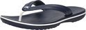 Donkerblauwe Crocs flipflop met witte strepen op de zoolrand. De bandjes zijn donkerblauw met een witte tussenruimte.