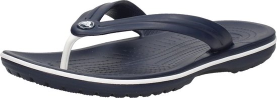 Donkerblauwe Crocs flipflop met witte strepen op de zoolrand. De bandjes zijn donkerblauw met een witte tussenruimte.