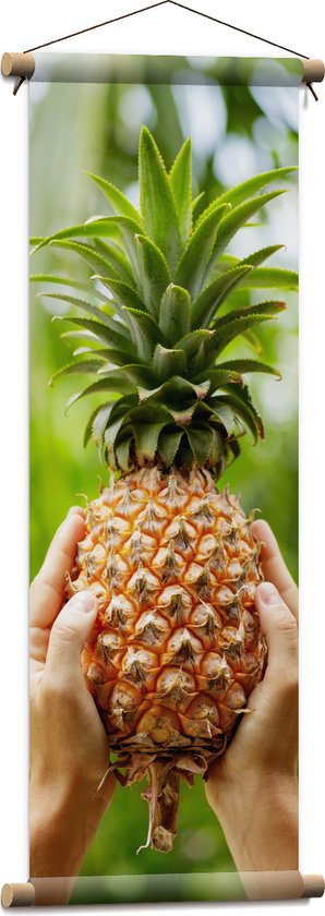 Textielposter - Verse tropische Ananas in Mensenhanden - 30x90 cm Foto op Textiel