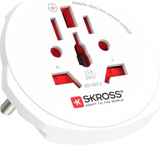 Witte wereldstekker met rode en zwarte openingen voor stekkers. Tekst: Adapter does not convert voltage.