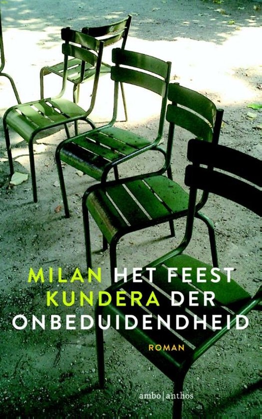 Groene metalen stoelen in een park. Titel: Milan Het Feest Kundera Der Onbeduidendheid.