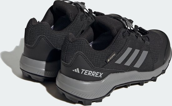 Zwarte wandelschoenen met grijze zolen en zijkanten. 'TERREX' en 'GORE-TEX' logo's.