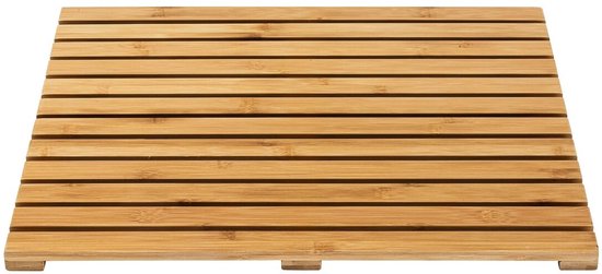 Bamboe douchemat met houten latten, liggend op een witte achtergrond.