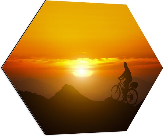 Dibond Hexagon - Silhouet van Man Fietsend over Kronkelende Bergtoppen bij Felkleurige Zonsondergang - 80x69.6 cm Foto op Hexagon (Met Ophangsysteem)