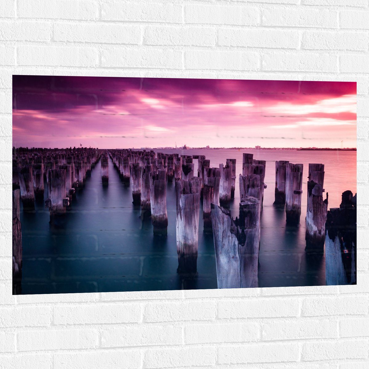 Muursticker - Palen - Water - Hout - Zee - Kleuren - 105x70 cm Foto op Muursticker