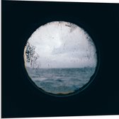 PVC Schuimplaat- Boot - Zee - Oceaan - Raampje - Uitzicht - Rond - Vies - 80x80 cm Foto op PVC Schuimplaat