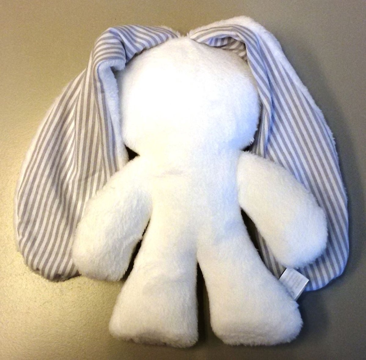Snuggle Bunny wit met strepen. 26 cm