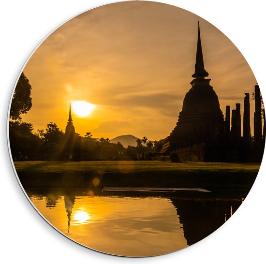 PVC Schuimplaat Muurcirkel - Zonnestralen over Tempels aan het Water in Thailand - 40x40 cm Foto op Muurcirkel (met ophangsysteem)