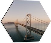 Dibond Hexagon - Brug in San Francisco met Zee - 30x26.1 cm Foto op Hexagon (Met Ophangsysteem)