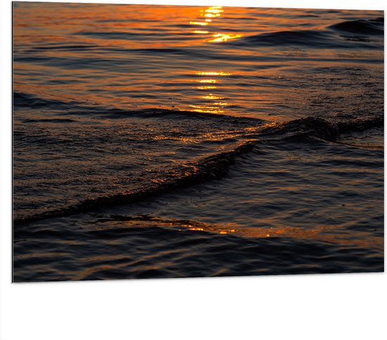 Dibond - Zonnestralen op het Wateroppervlak bij Golvende Golven - 100x75 cm Foto op Aluminium (Met Ophangsysteem)