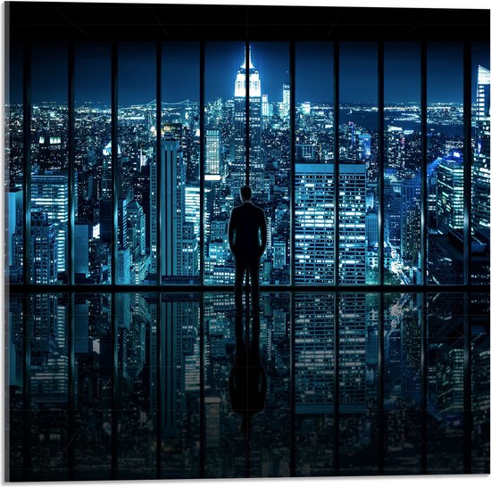 Acrylglas - Man voor Glazen Wand met Uitzicht op de Stad in de Avond - 50x50 cm Foto op Acrylglas (Met Ophangsysteem)