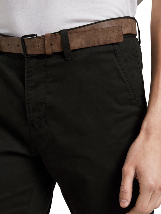 Zwarte chino met een bruine suède riem met gesp.