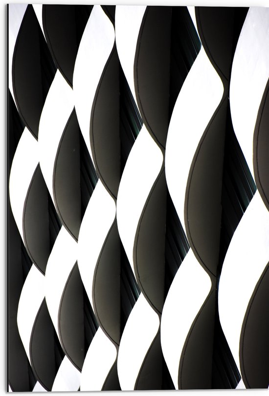 Dibond - Wit met Zwart Golvend Patroon - 50x75 cm Foto op Aluminium (Met Ophangsysteem)