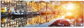 Tuinposter – Zonnestralen over de Grachten van Amsterdam Vol met Boten - 90x30 cm Foto op Tuinposter (wanddecoratie voor buiten en binnen)