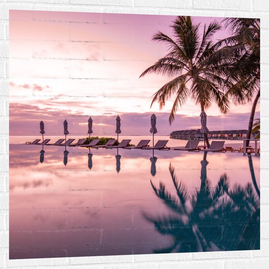 Muursticker - Luxe Resort met Strandbedjes met Palmbomen - 100x100 cm Foto op Muursticker