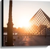 Canvas - Zonnestralen over het Plein van het Louvre in Parijs - 60x60 cm Foto op Canvas Schilderij (Wanddecoratie op Canvas)
