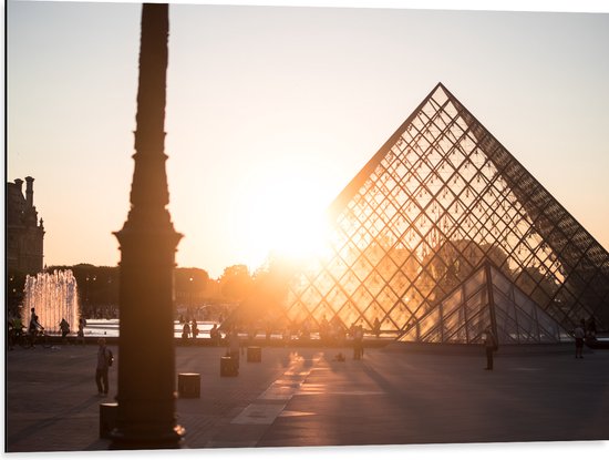 Dibond - Zonnestralen over het Plein van het Louvre in Parijs - 80x60 cm Foto op Aluminium (Wanddecoratie van metaal)