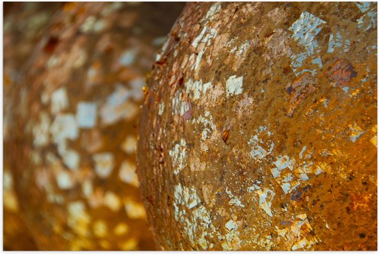 Poster Glanzend – Close-up van Bolvormige Gouden Ballen - 75x50 cm Foto op Posterpapier met Glanzende Afwerking