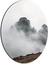 Dibond Ovaal - Bergen - Rotsen - Steen - Wolken - Mist - 30x40 cm Foto op Ovaal (Met Ophangsysteem)