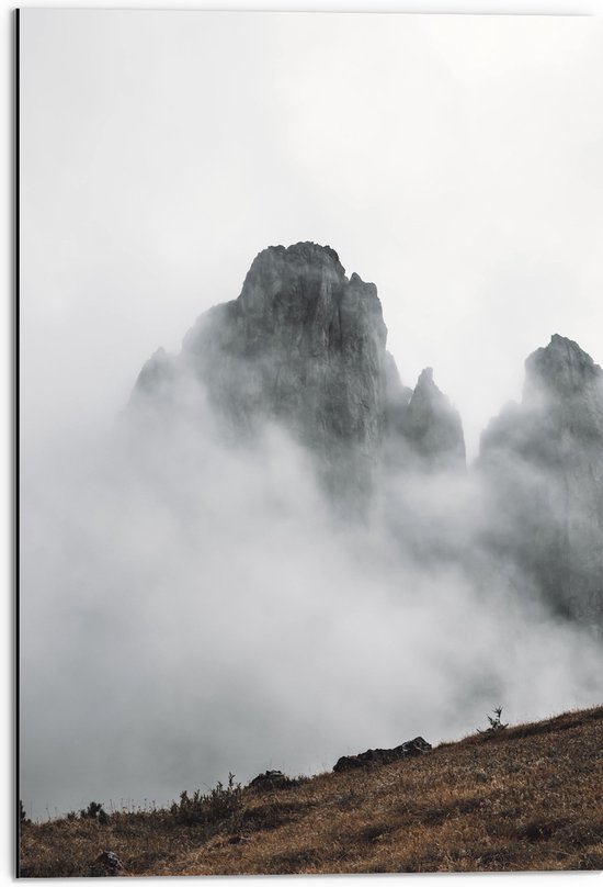 Dibond - Bergen - Rotsen - Steen - Wolken - Mist - 50x75 cm Foto op Aluminium (Wanddecoratie van metaal)