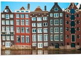 PVC Schuimplaat - Traditionele Grachtenpanden van Amsterdam in Verschillende Kleuren - 75x50 cm Foto op PVC Schuimplaat (Met Ophangsysteem)